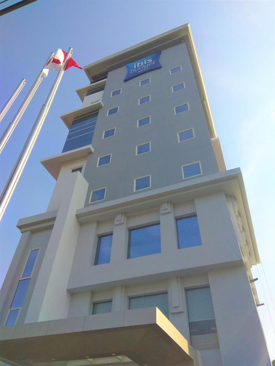 Hotel Ibis Budget Surabaya Diponegoro Extérieur photo