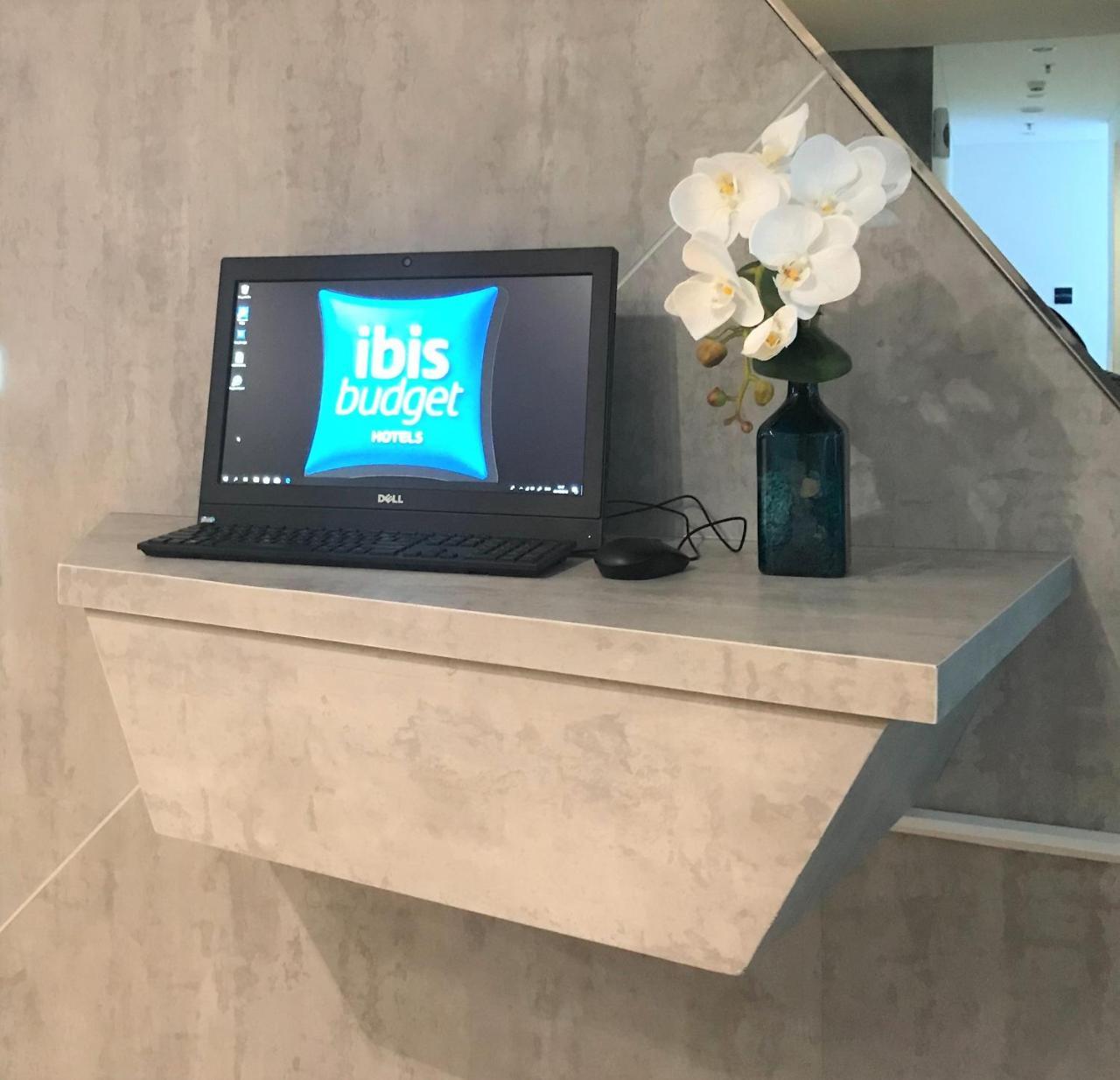 Hotel Ibis Budget Surabaya Diponegoro Extérieur photo