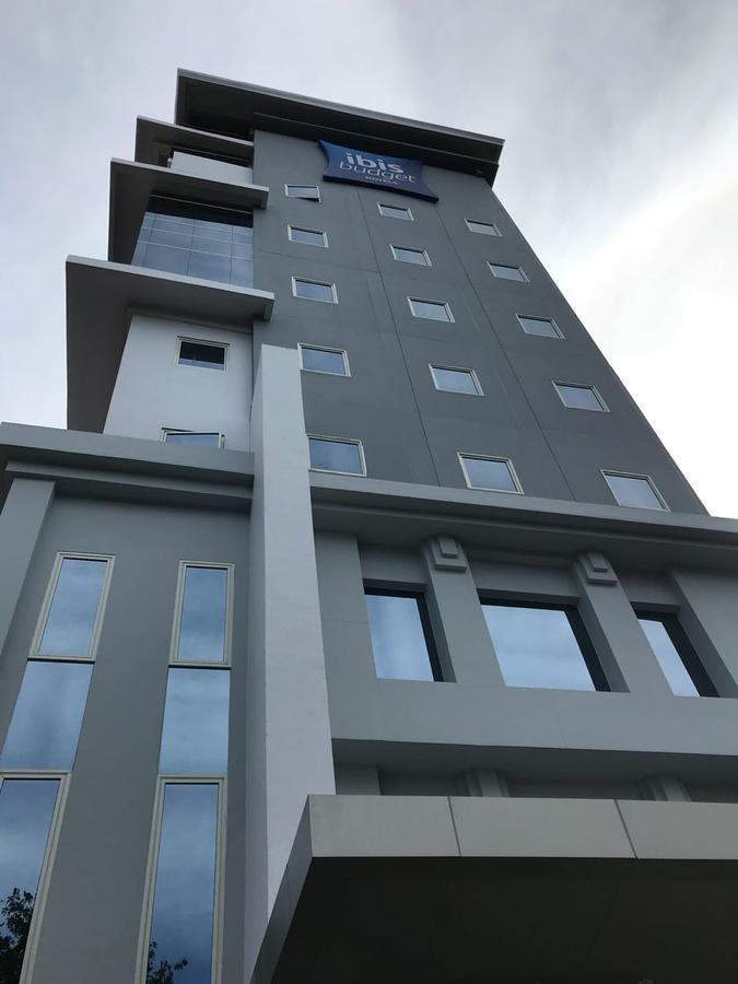 Hotel Ibis Budget Surabaya Diponegoro Extérieur photo